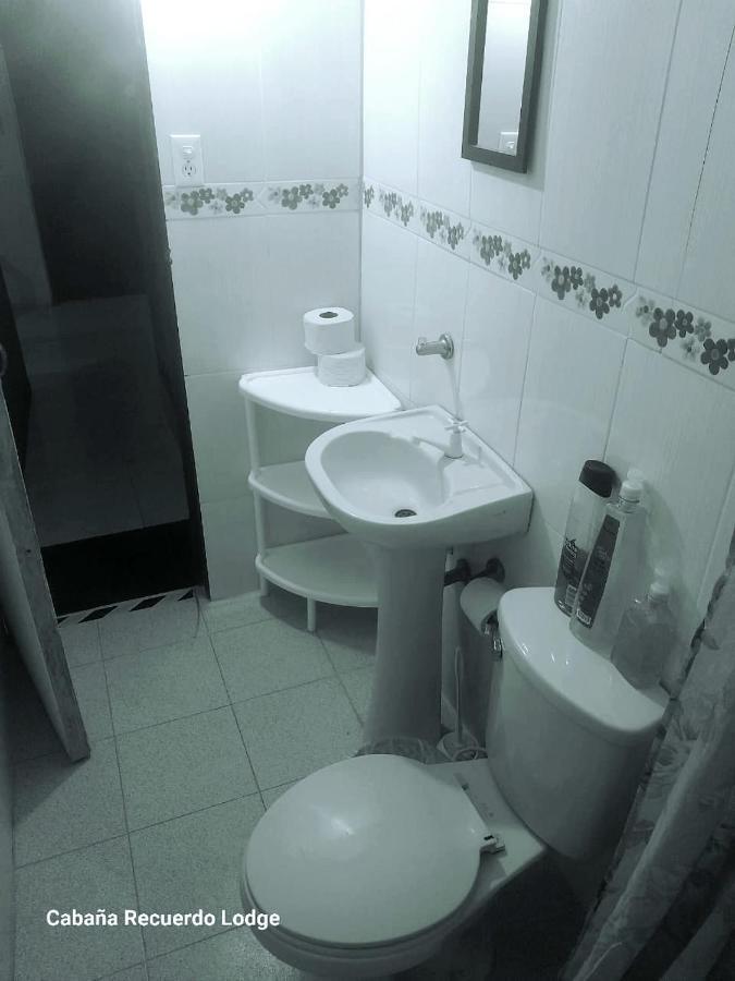 Recuerdo Lodge, Monitos